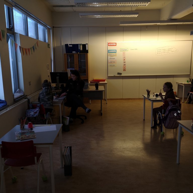 1. bekkur er kominn í unglingaálmuna niðri. Þar sem áður var kennd tungumál ofl.