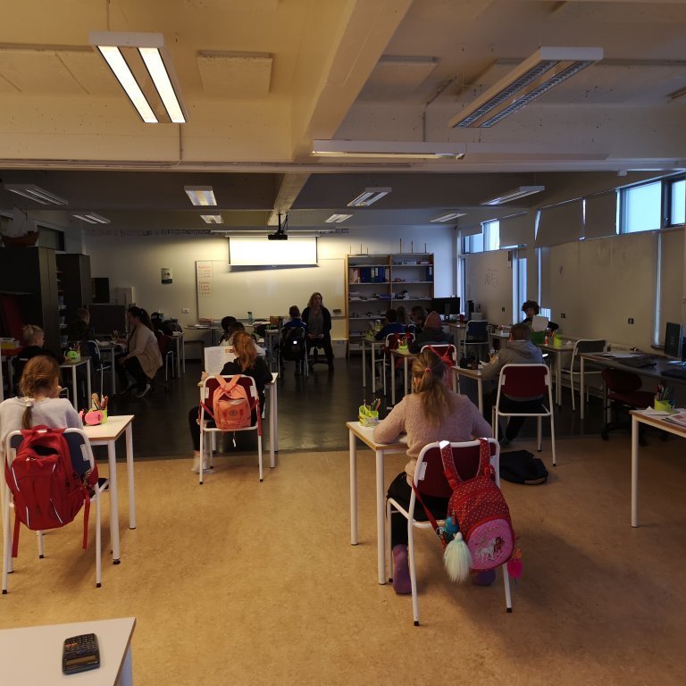 4. og 5. bekkur er kominn í stóru stofuna niðri á unglingadeild.