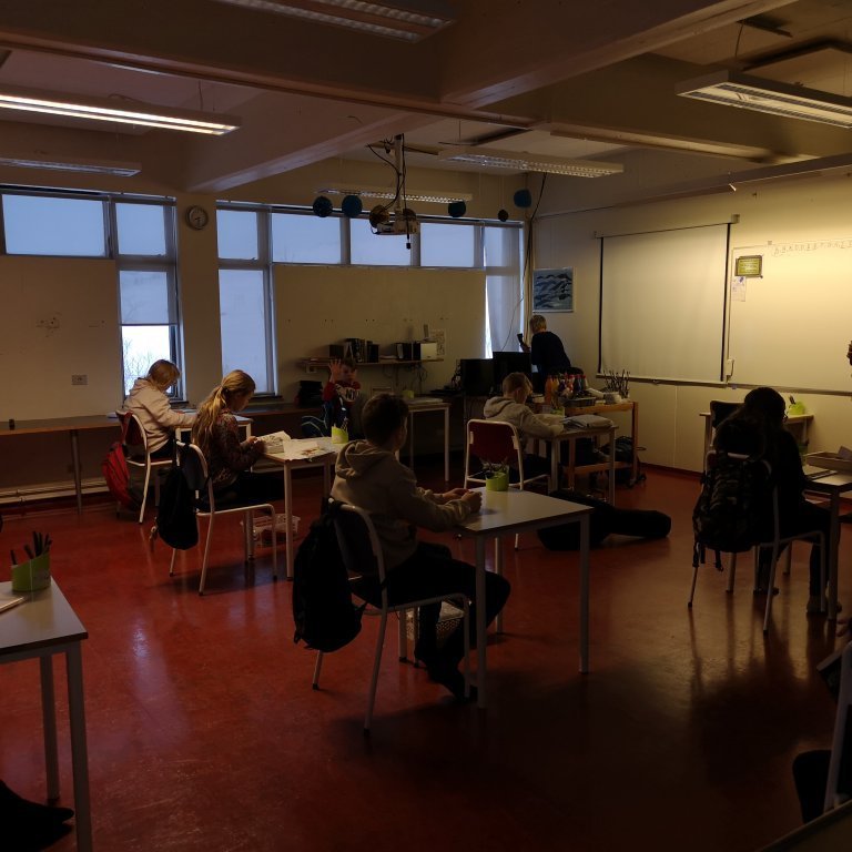 6. og 7. bekkur er einnig í unglingadeild, í náttúrufræðistofu.